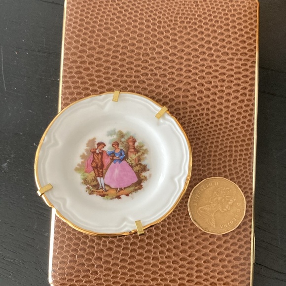 Classic Live Story Miniature on Stand - Picture 2 of 8